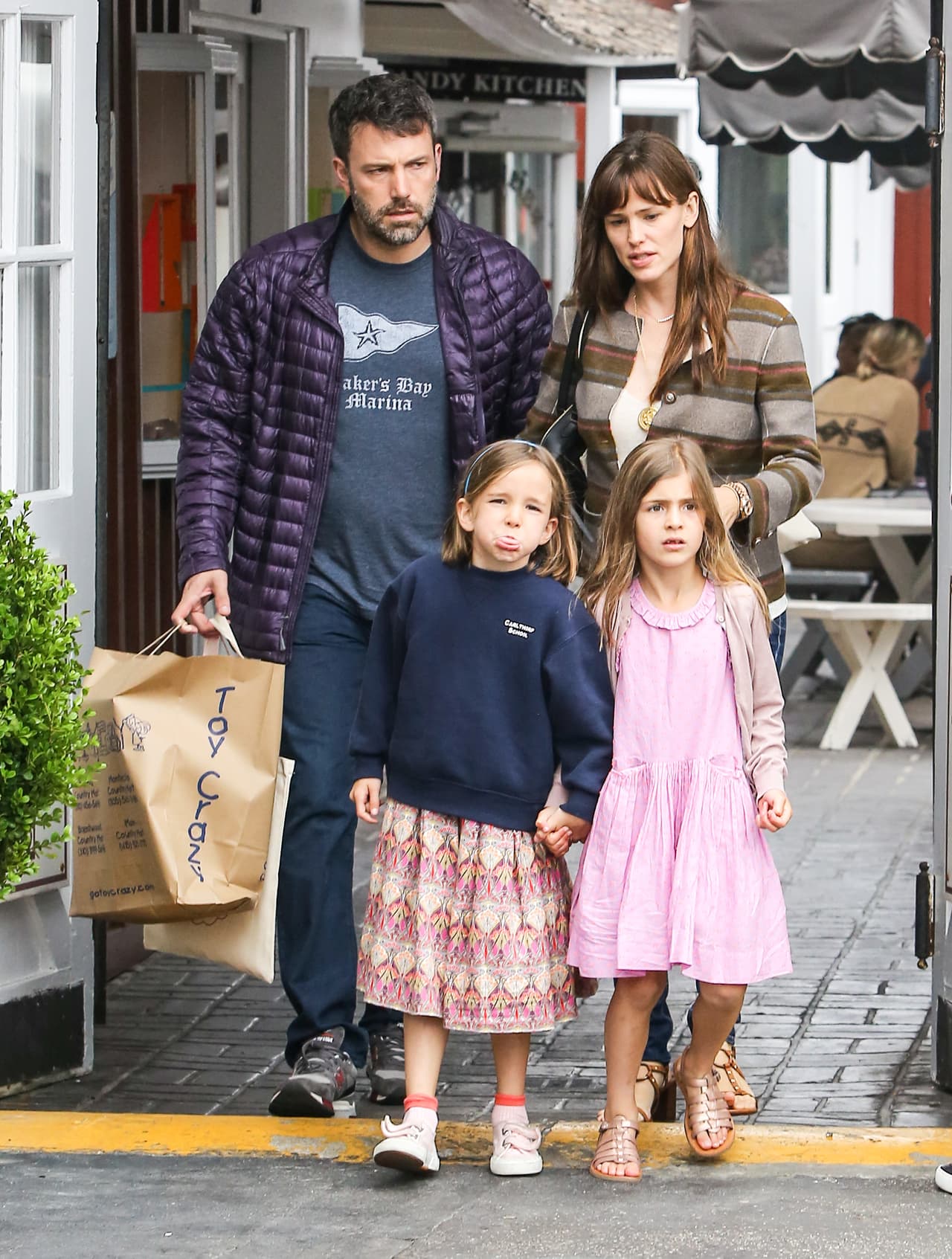 Ben es el que se nota más incómodo.