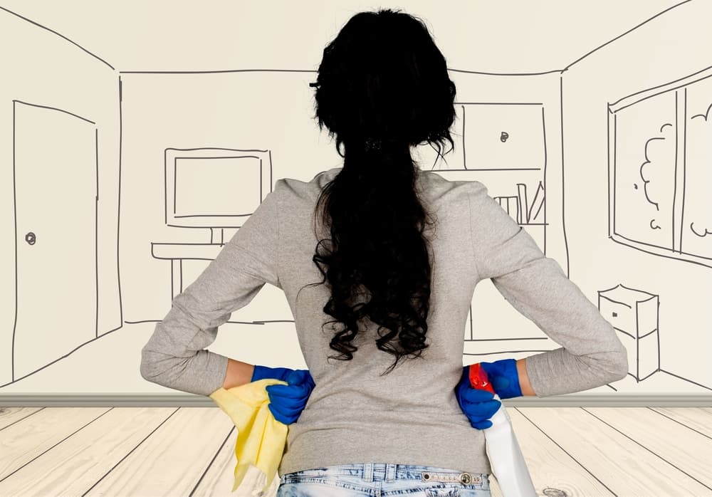 En las casas donde la cualidad del piso lo permite se suele baldear, o sea, echar cubos de agua jabonosa fría, alguno suelen ponerle hielo para el toque de refrescar el ambiente, y luego irlo enjuagando todo y echarlo fuera de la casa por la puerta de atrás, si la casa tiene dos puertas, o por la delantera si solo tiene una.