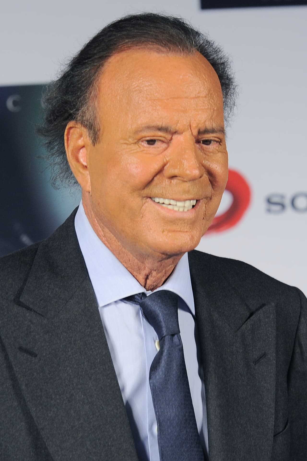 El cantante español Julio Iglesias se someterá a la prueba de ADN para determinar el parentesco con su supuesto hijo, Javier Sánchez-Santos, si el juzgado que lleva el caso en la ciudad de Valencia descarta el sobreseimiento de la causa.
<br>