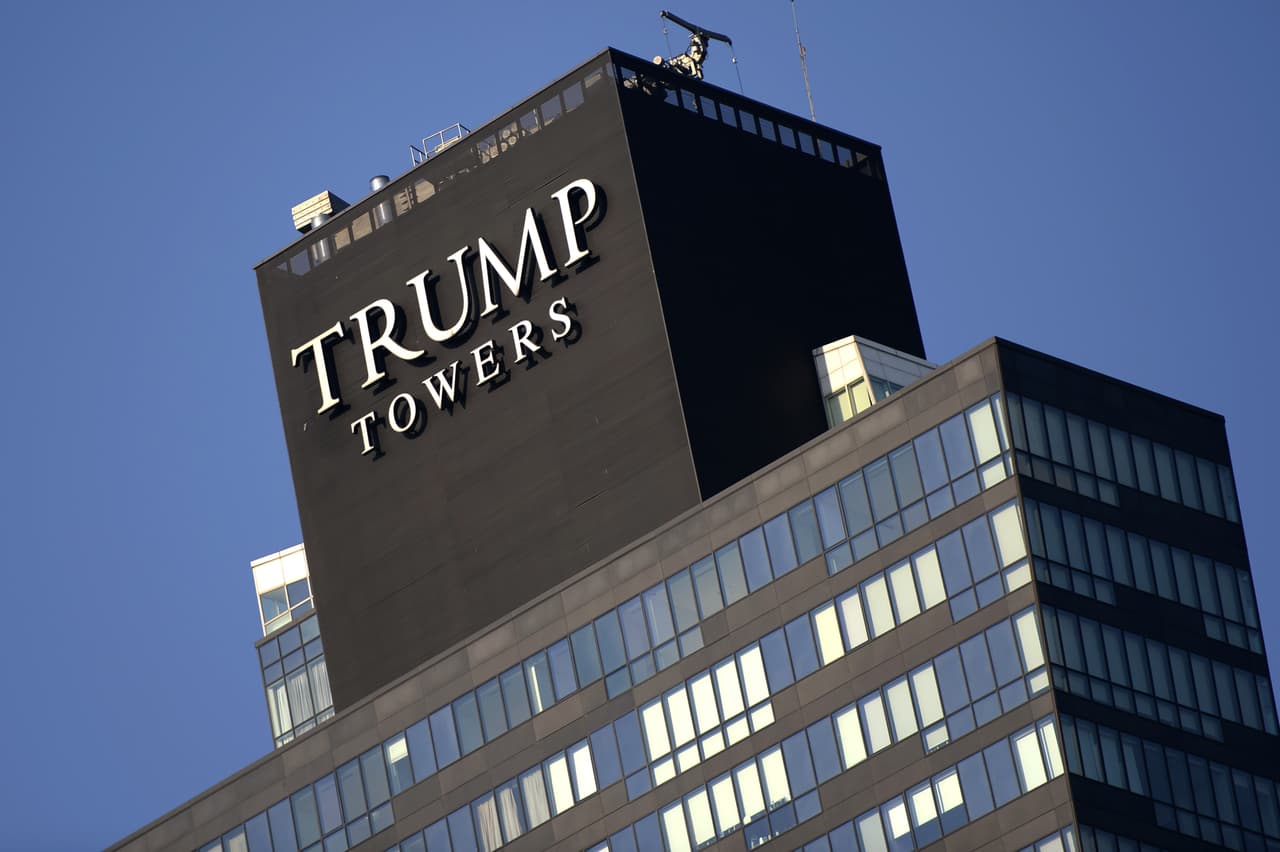 Un grupo de juristas y abogados demanda al presidente Trump por recibir sus negocios supuestos pagos de gobiernos extranjeros