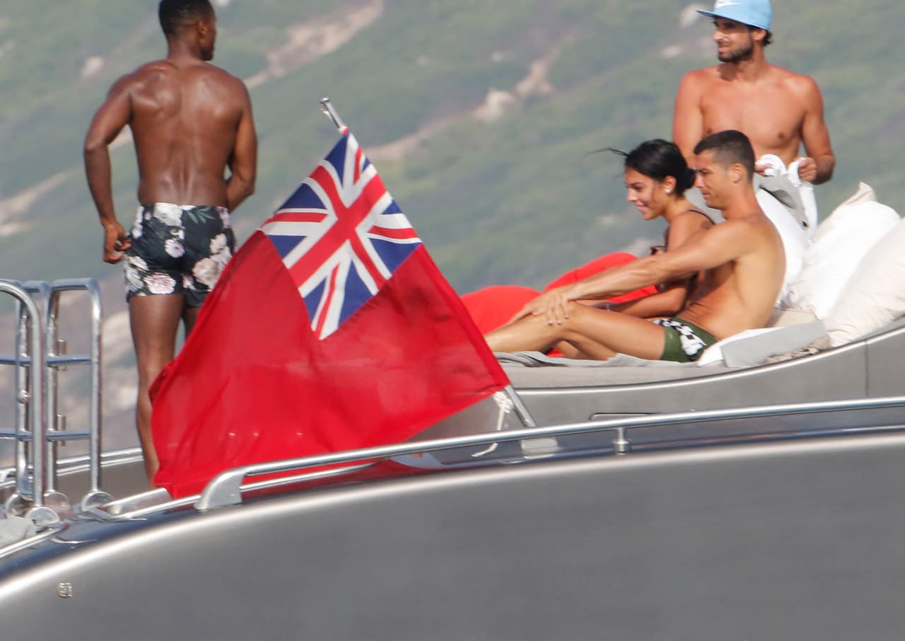 La pareja no estuvo sola durante los tres días que descansaron en la costa del Mediterráneo pues se les vio con amigos y familiares de Cristiano Ronaldo.
