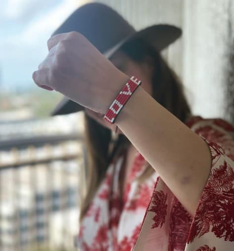 Marcela Sarmiento lleva hasta en sus prendas el amor bien puesto.