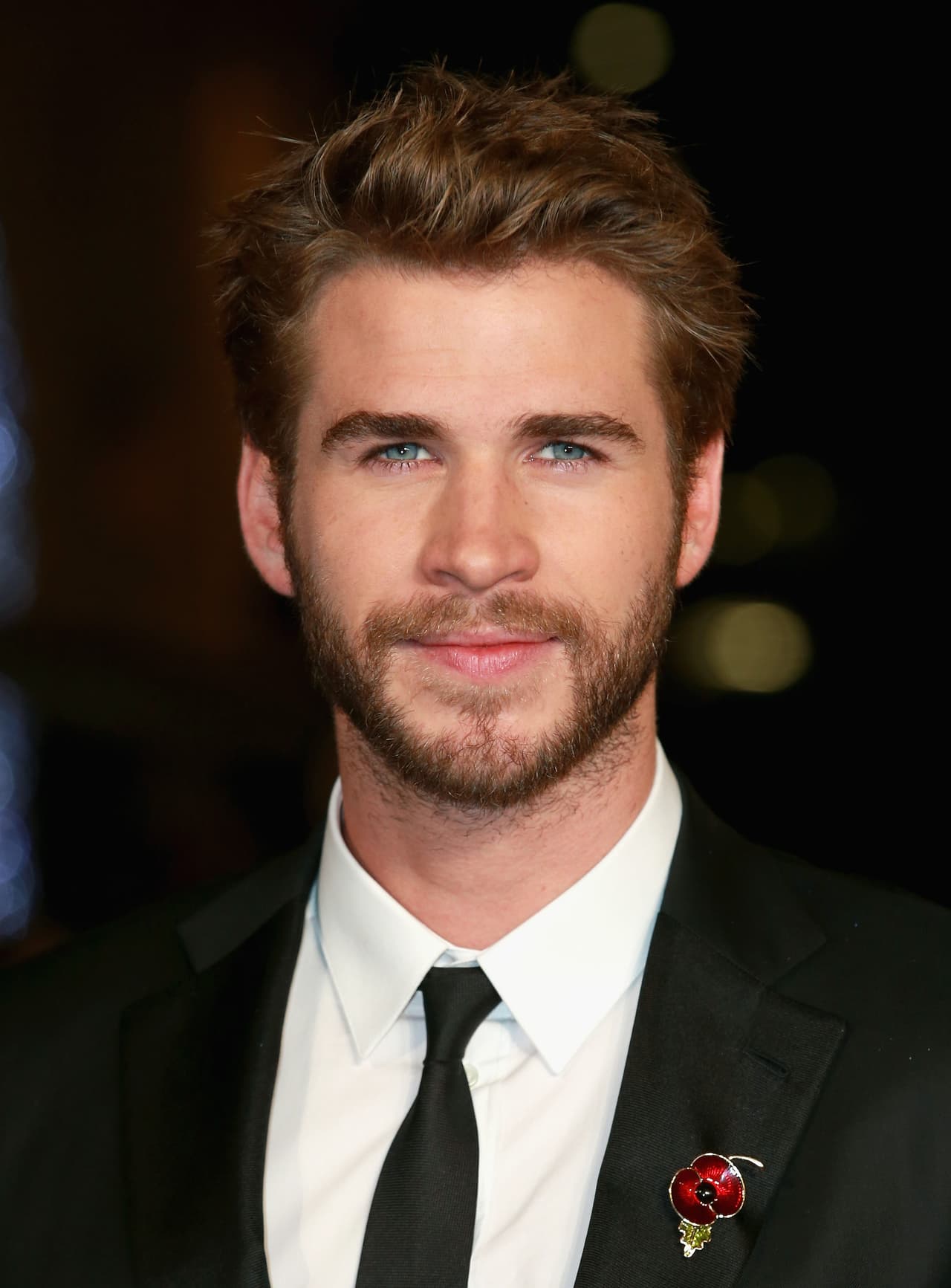Al estreno también fueron sus compañeros de elenco, como Liam Hemsworth.