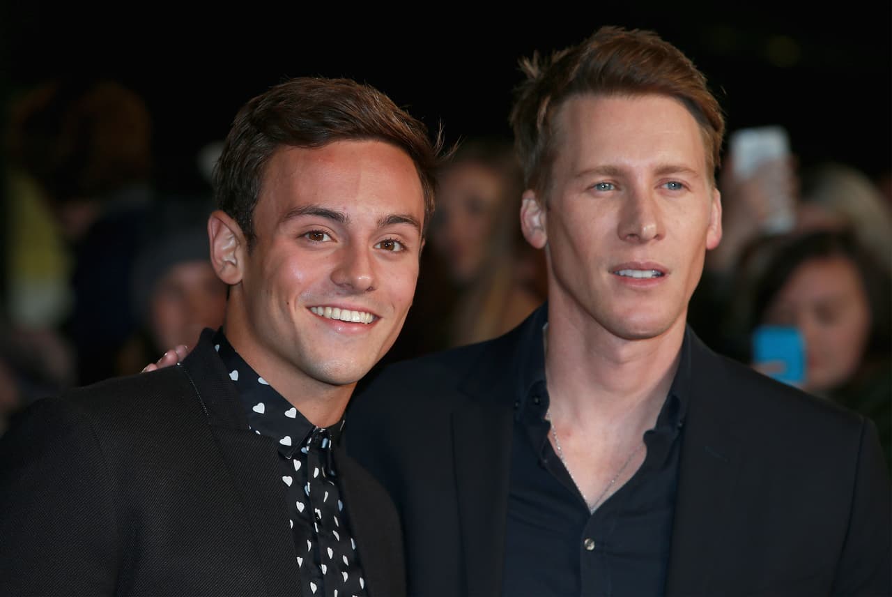 De invitados, el clavadista Tom Daley y su pareja, el ganador del Oscar, Dustin Lance Black.