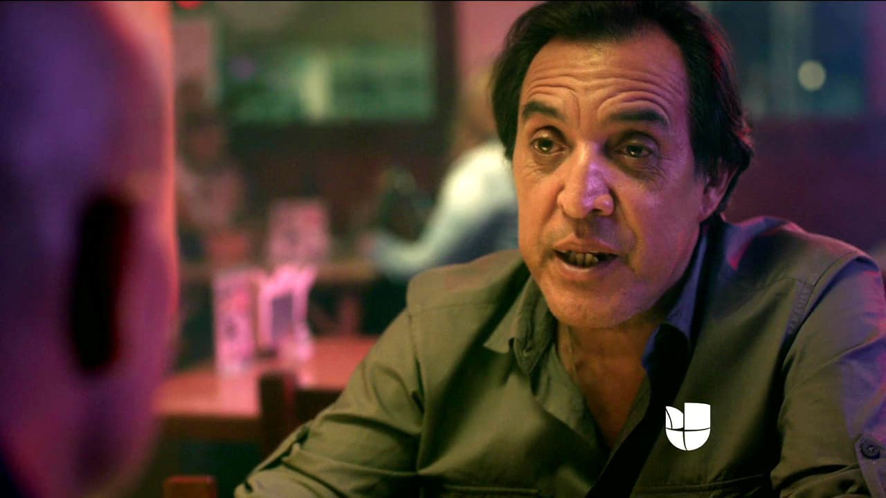 Gabo sospecha que el licenciado Mario no está cuidado a Jenni y solo la expone con sus negocios turbios.