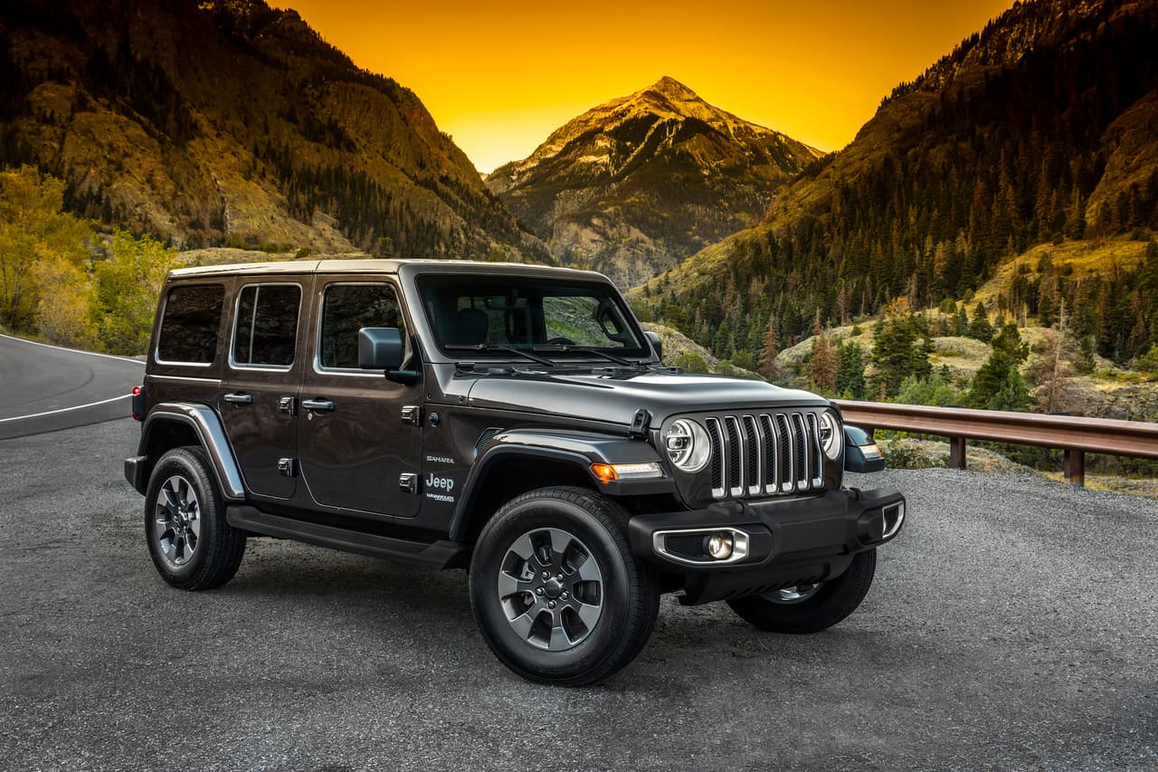 En la cuarta posición del ‘auto soñado’ se encuentra el 
<b>Jeep Wrangler</b> con el apoyo de los tweets provenientes de 
<b>4 estados</b>. Se trata de un exitoso y legendario vehículo todoterreno que ha evolucionado manteniendo su identidad. A su disposición también tiene una amplia gama de accesorios para ser personalizado con elementos estéticos y otros para mejorar su desempeño en los caminos.
<br>
<br>
<b>Precio inicial del Jeep Wrangler 2020:</b> $28,295