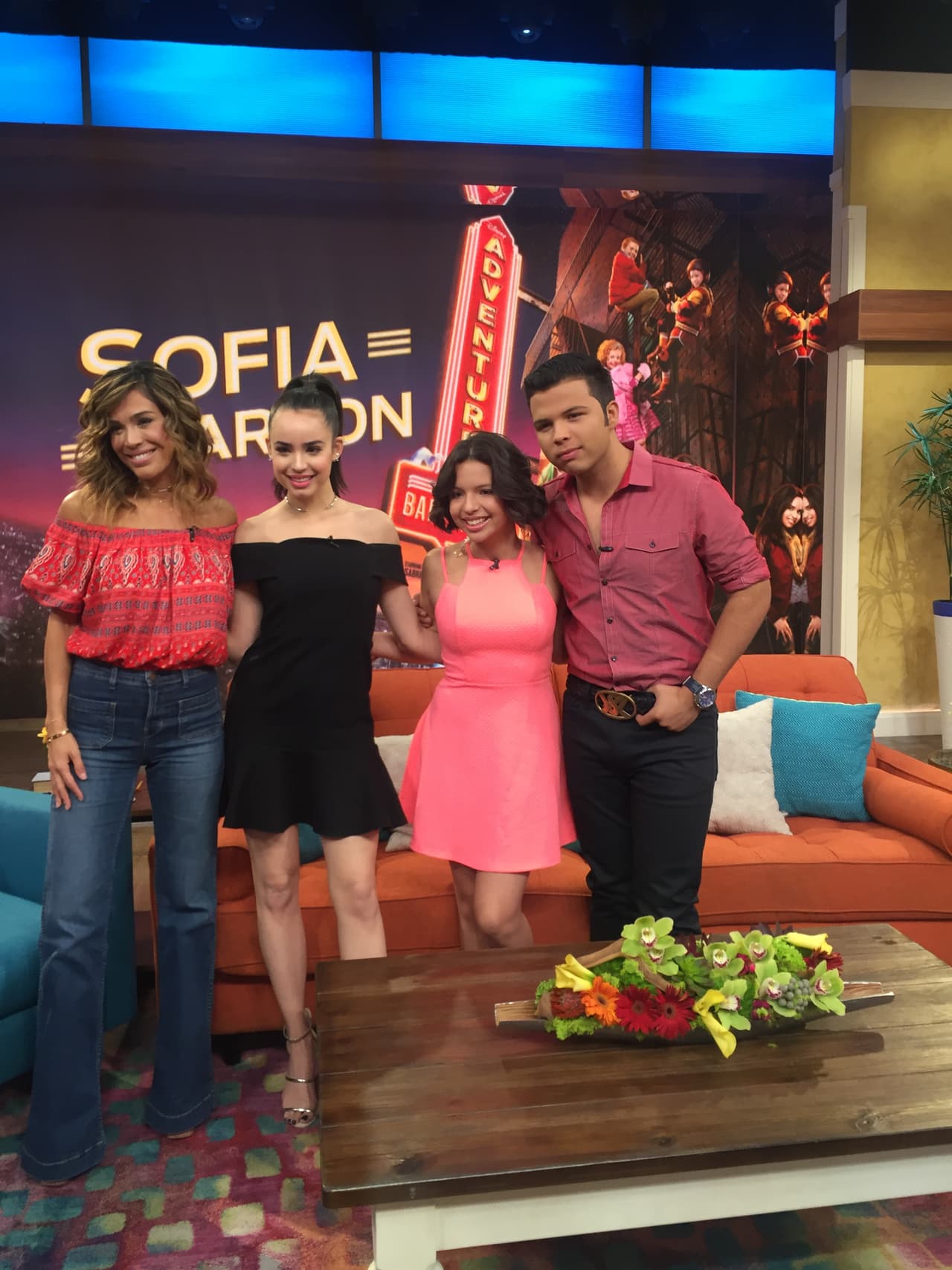 ¡Y miren quiénes estaban en primera filaí! Angela y Leonardo Aguilar.