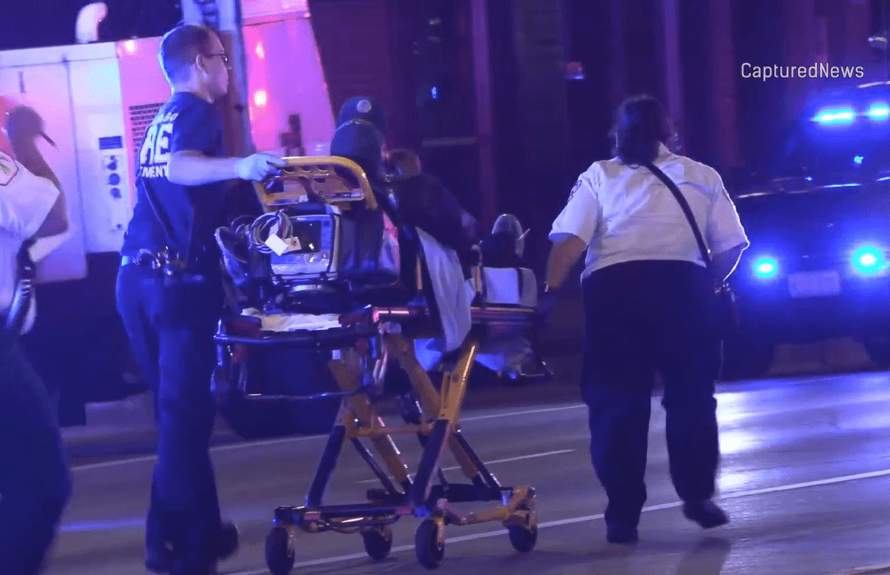 En conferencia de prensa, el alcalde Brandon Johnson habló sobre otro tiroteo ocurrido ese mismo día en otro punto de la ciudad.
<br>
<br>“Nuestra ciudad presenció dos tiroteos masivos: uno en el sur, que dejó cuatro personas heridas, y otro en River North, que 
<b>dejó cuatro muertos y 14 heridos</b>. Nuestras condolencias a todas las familias.”Además, descartó que los tiroteos estuvieran relacionados.