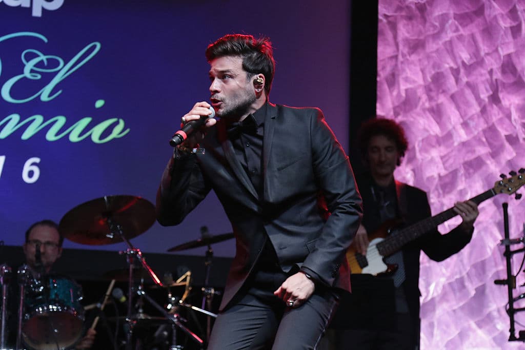 En 2009 interpretó 'Estoy enamorado’ con Thalía (tema incluido en el disco 'Primera Fila'). Esta colaboración le permitió darse a conocer dentro de la música y ser reconocido en otros mercados.