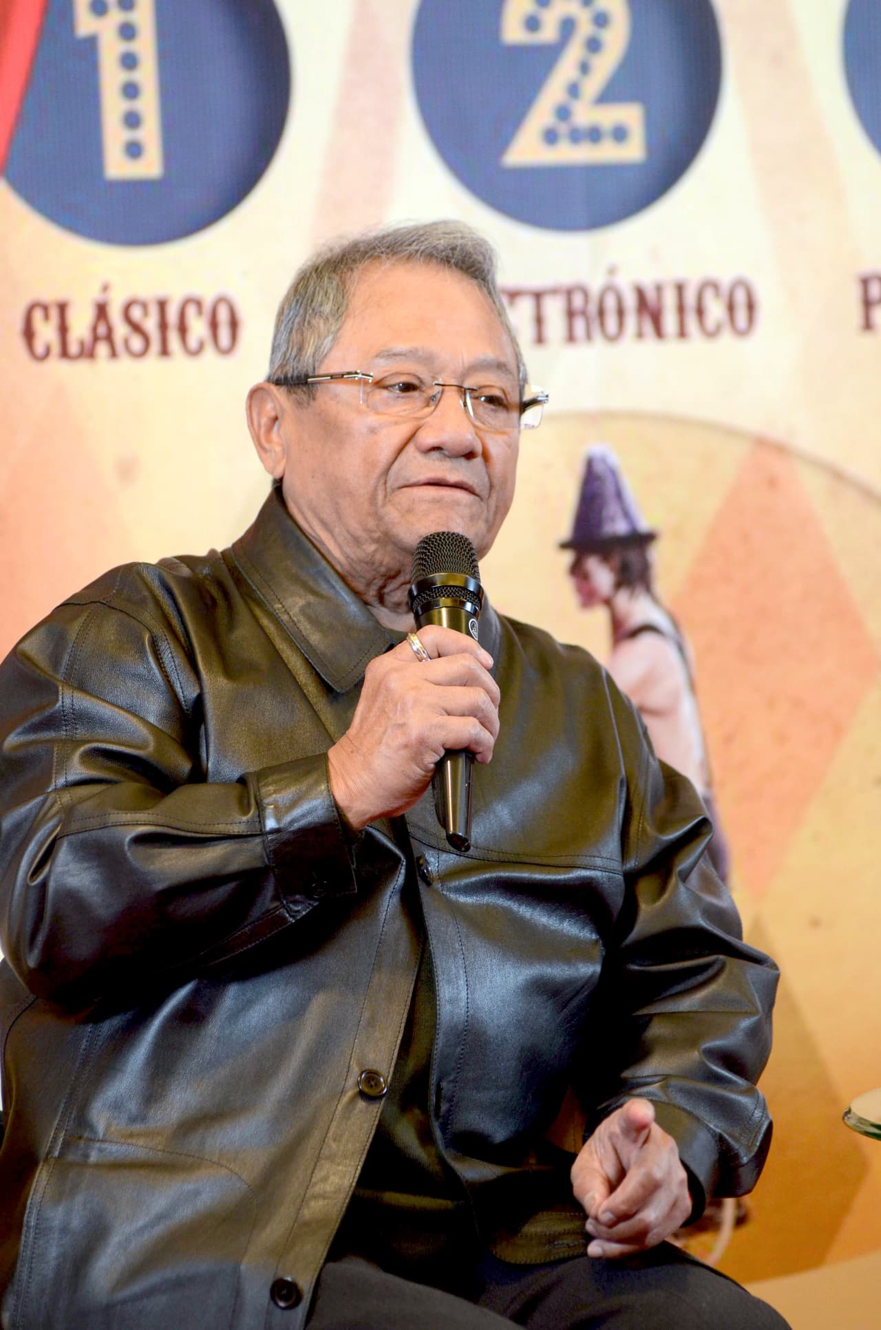 El cantautor mexicano Armando Manzanero, desmintió que se vaya a retirar de los escenarios después de que concluya su gira ‘Armando un Pancho 2’, la cual realizará junto al compositor cubano Francisco Céspedes, a partir del 17 de septiembre.