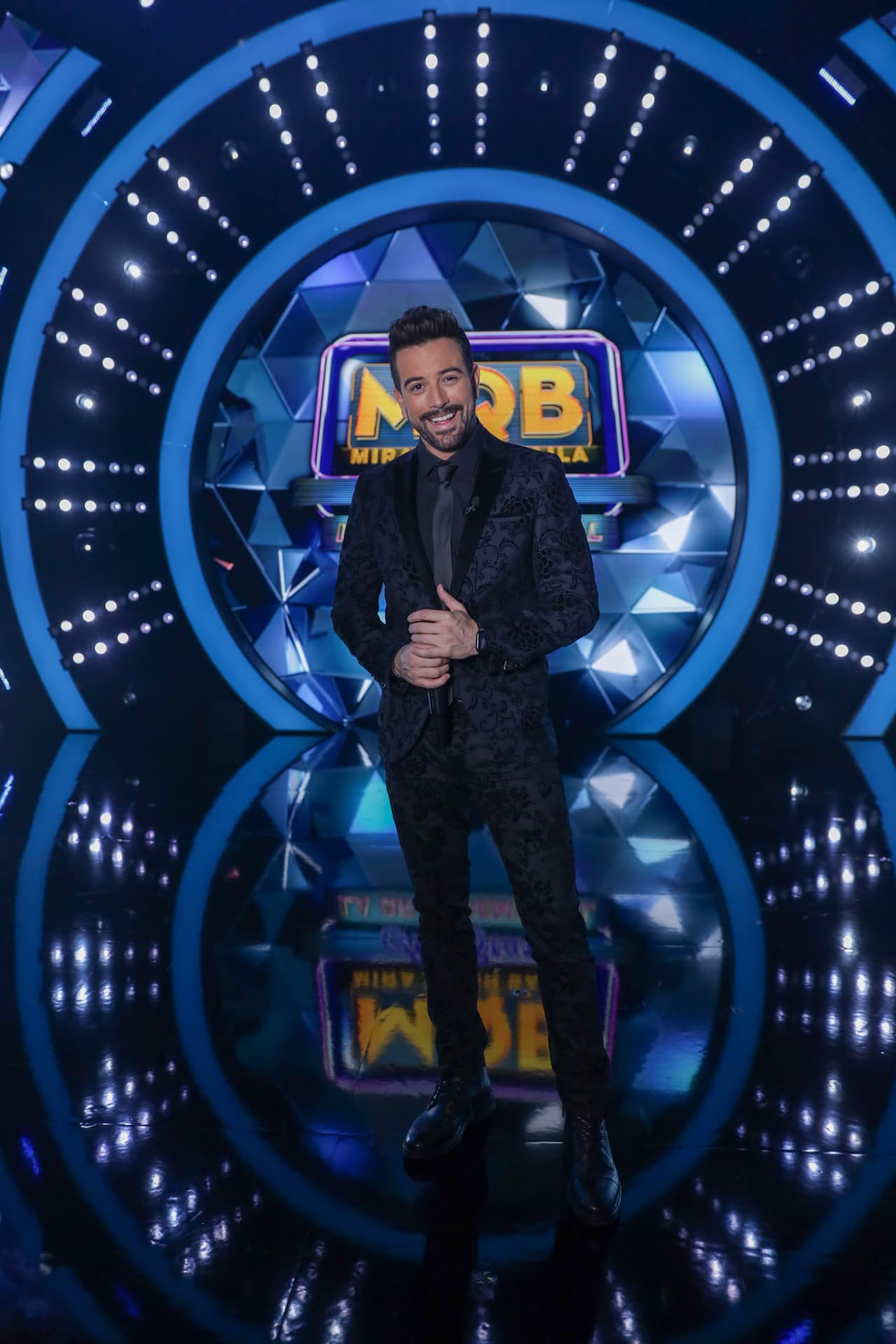 Pero su segundo atuendo fue más elegante, ya que consistió en un traje negro adornado con relieves de flores. La camisa, corbata e incluso el reloj fueron del mismo color.