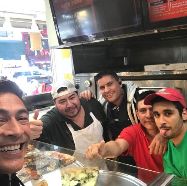 Johnny pasó por una rica pizza por Nueva York. (Noviembre 4, 2016)