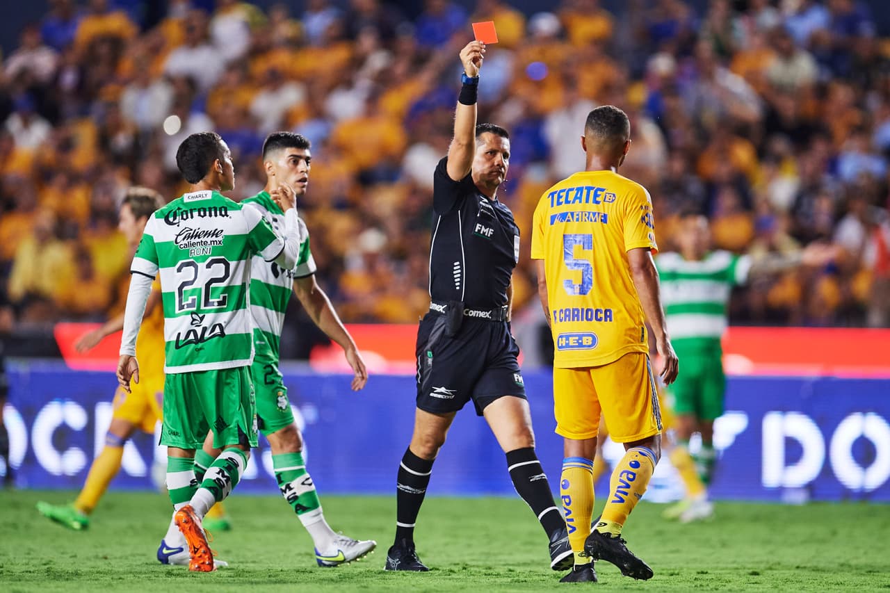 Diego Montaño expulsó a Rafael Carioca al minuto 61.