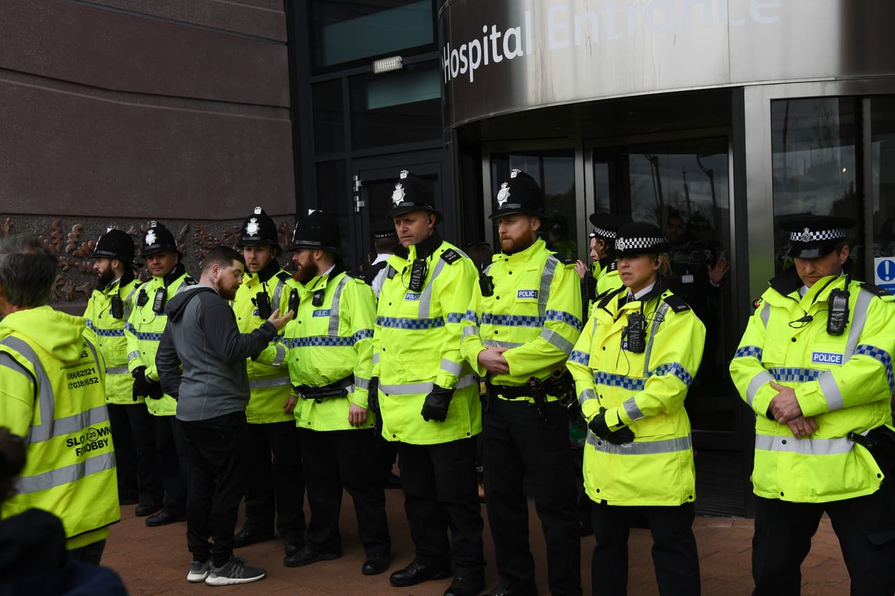 Los oficiales de la policía británica supervisan la entrada al Alder Hey Children's Hospital en Liverpool, noroeste de Inglaterra.