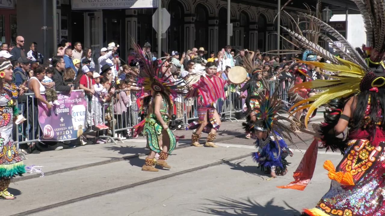Cientos de personas abarrotaron las calles de la isla de Galveston para ver el tradicional desfile de Mardi Gras.
