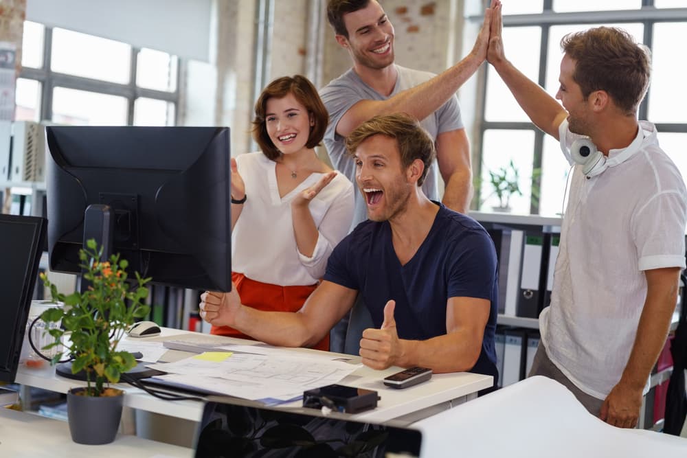 Socializar con compañeros de trabajo tiene ventajas y desventajas, pero después del día 10, con Júpiter retrógrado, no es prudente realizar grandes fiestas ni intimar con desconocidos.