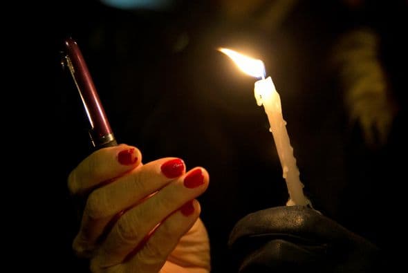 Miles de ciudadanos se han acercado hasta la plaza de la República de París para, en silencio absoluto, rendir homenaje a las víctimas del atentado.