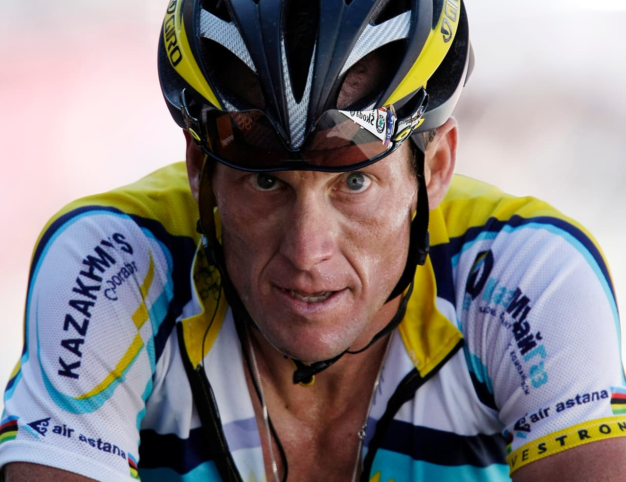 <b>La abrupta caída de un héroe nacional: Lance Armstrong admite que usó esteroides y es despojado de sus títulos (2012)</b>
<br>
<br>El ciclista estadounidense Lance Armstrong ganó siete títulos seguidos del Tour de Francia, de 1999 a 2005. Sus victorias lo convirtieron en una referencia del deporte estadounidense y el hecho de que lo hizo tras superar un cáncer de testículo -uno de los más mortales- le valió aún más elogios. 
<br>
<br>El exigente Tour de Francia siempre ha estado en la mira de las autoridades antidopaje y muchos se habían preguntado si el espectacular rendimiento de Armstrong era legítimo.
<br>
<br>Floyd Landis, un excompañero de equipo de Armstrong que había admitido que usaba sustancias prohibidas, declaró en 2010 que Armstrong también lo hacía. En 2012 la Agencia Antidopaje de Estados Unidos publicó un informe donde explicaba que Armstrong era parte del "programa de dopaje más sofisticado, profesionalizado y exitoso que se haya visto en el deporte" y el ciclista tuvo que regresar sus siete títulos del Tour de Francia. 
<br>
<br>En enero de 2013, Armstrong le confirmó a Oprah Winfrey en su programa de televisión que el plan para usar sustancias prohibidas establecido por su equipo era real.
<br>