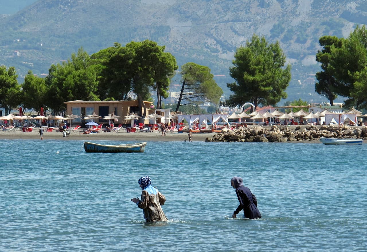 Así, con sus trajes tradicionales suelen ir las muejres musulmanas a la playa.
