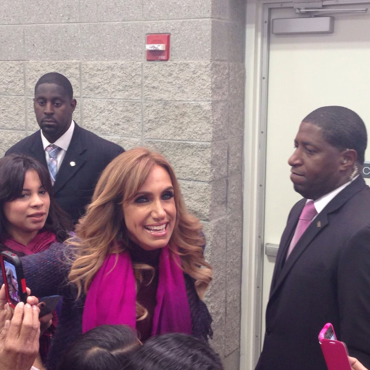 Y aprovecharon para tomarle fotografías.