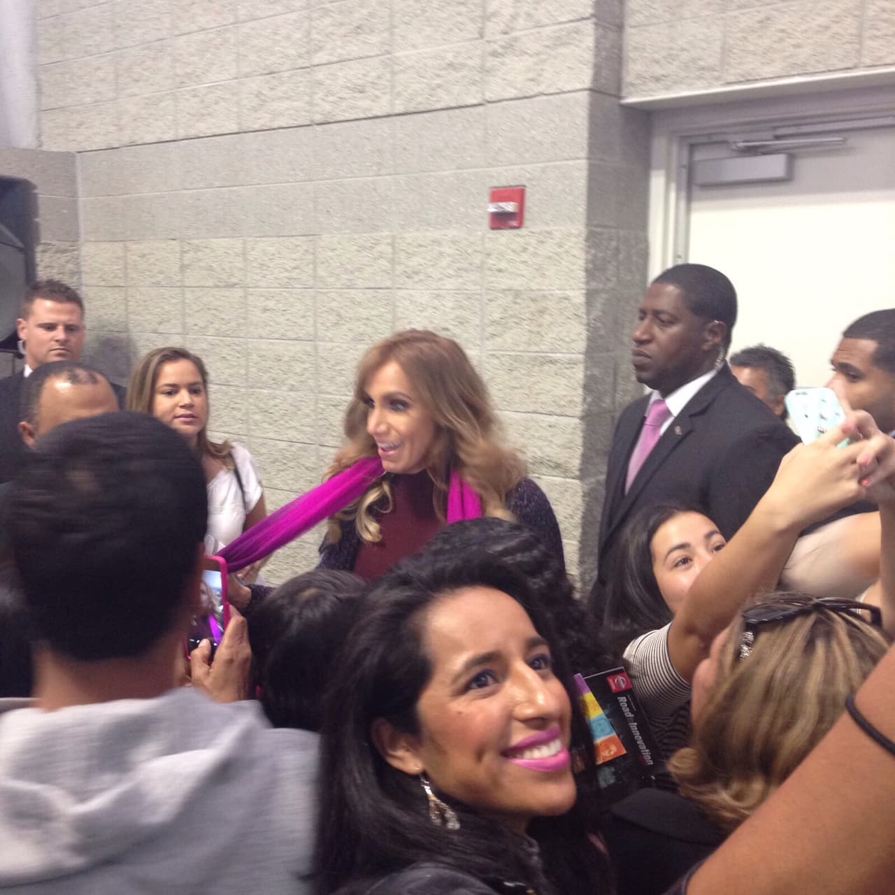 Así se amontonaban para verla.