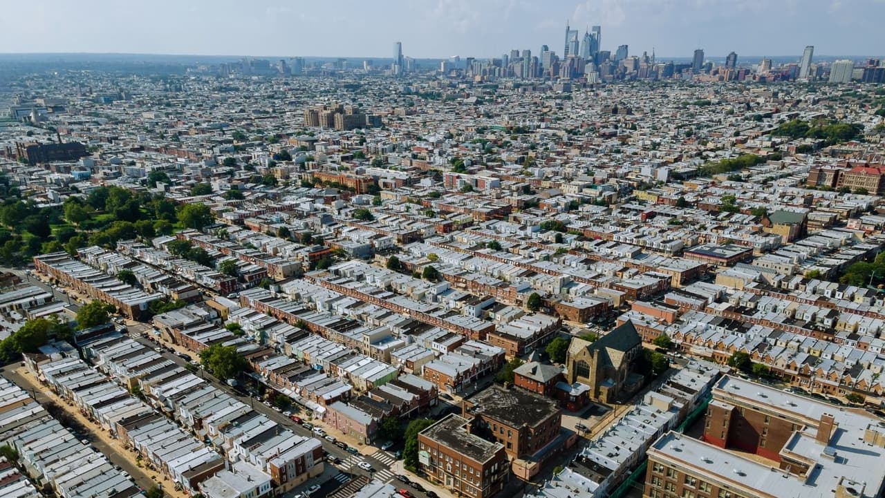 <b>¿Qué es la vivienda asequible? </b>La "asequibilidad" puede parecer muy subjetiva.
<b> </b>Pero hay una definición real: el estándar del 
<b>Departamento de Vivienda y Desarrollo Urbano</b> (HUD) para ser asequible exige que no gaste más del 30% de sus ingresos para pagar el alquiler o la hipoteca, los servicios públicos y otros costos de vivienda. La 
<b>vivienda asequible</b> es generalmente 
<b>vivienda privada</b> para inquilinos de ingresos bajos a moderados. 
<br>