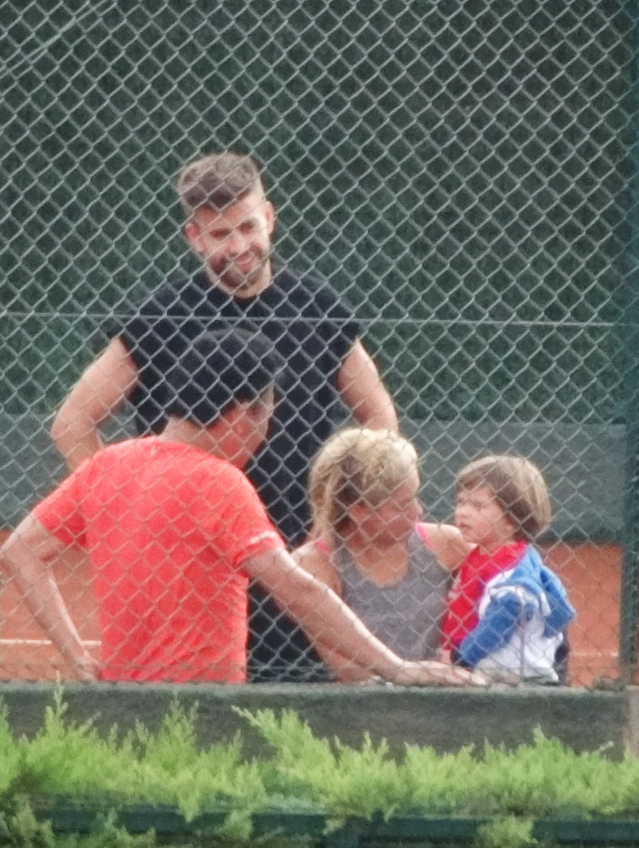 Escuchando qué dice el bebito. ¡Qué divinos!