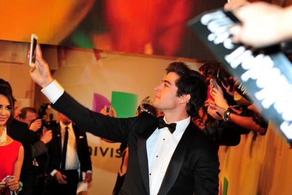 Te llevamos detrás de cámaras y mira todo lo que pasó mientras tus artistas desfilaban por la alfombra verde. 