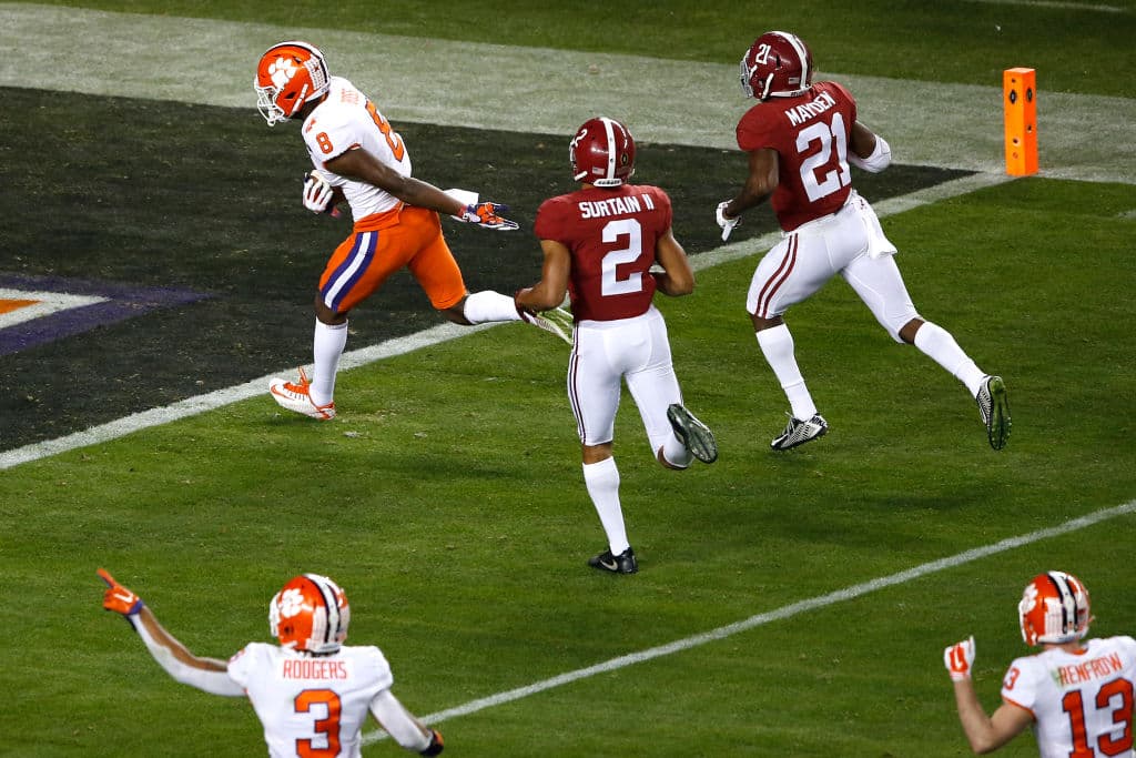 A falta de 8:26 en el tercer cuarto, Lawrence soltó el brazo y se conectó con Justyn Ross para un pase de touchdown que abría aún más la brecha entre ambos contrincantes.