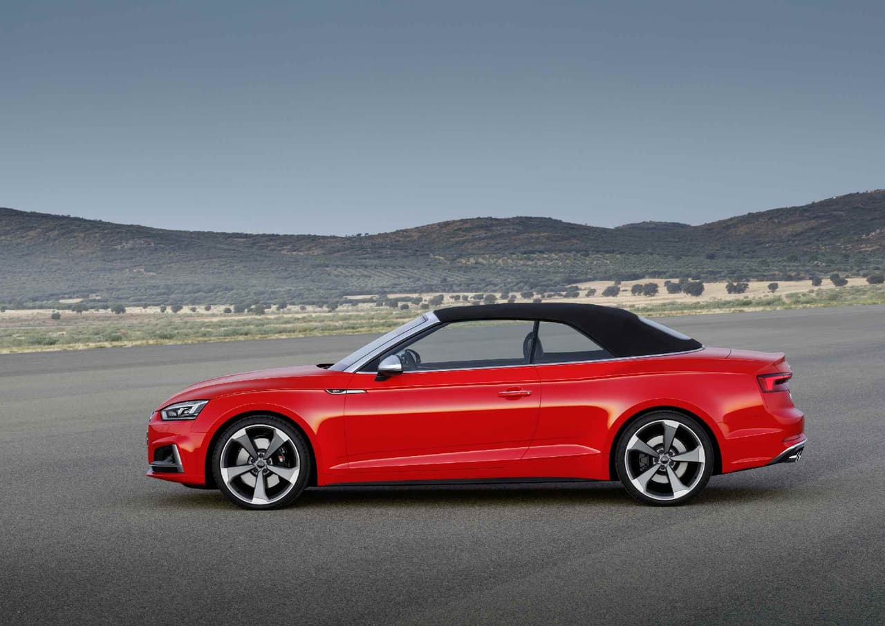 El
<b>techo</b>
<b>del</b>
<b>Audi S5 Cabriolet </b>es exactamente el mismo del A5 Cabriolet,
<b>se abre o cierra por completo con sólo un botón</b>. Cuando está arriba, la capacidad del baúl
<b> </b>llega a 380 litros (exactamente 100 galones).