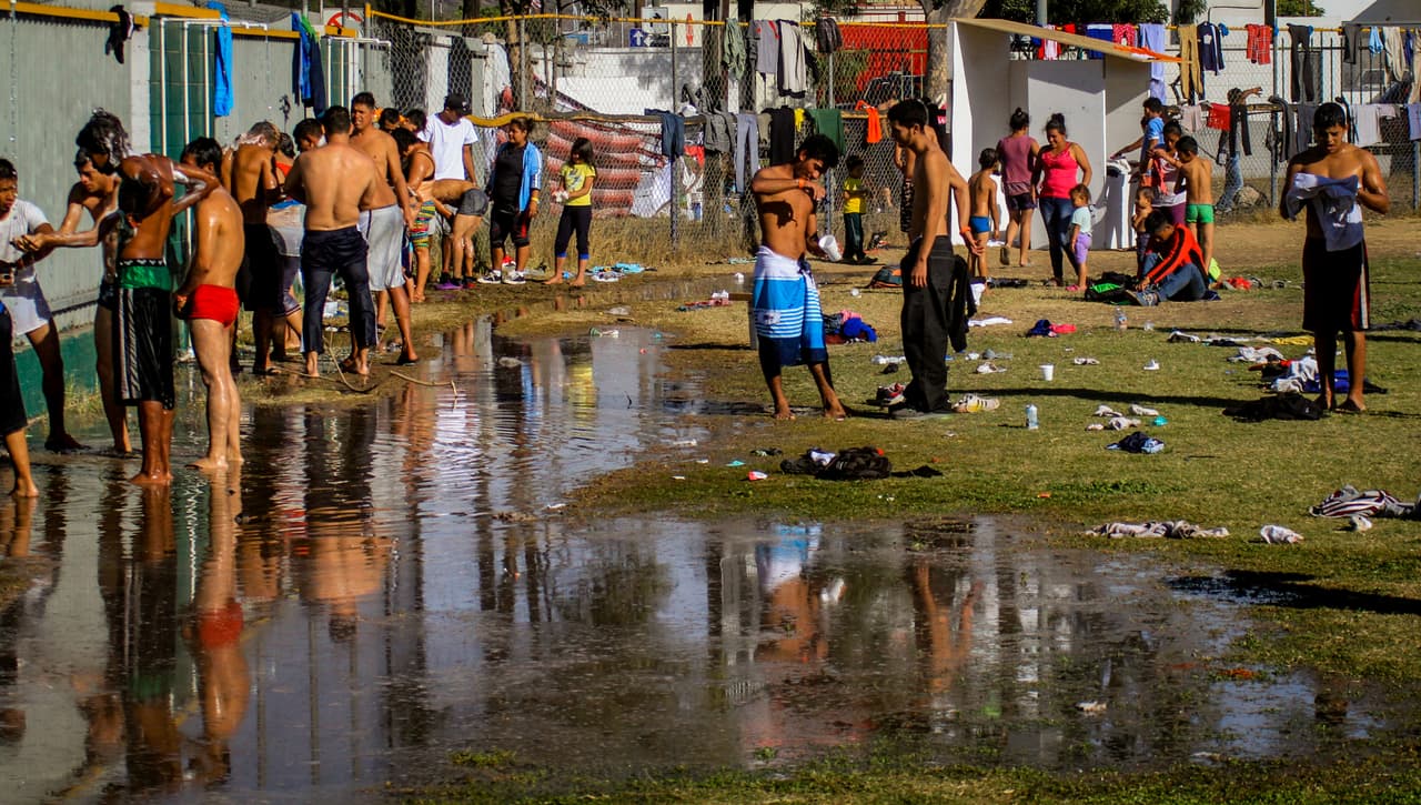 "No hay medicamentos, el agua escasea": las duras condiciones de los migrantes en los albergues de Tijuana
