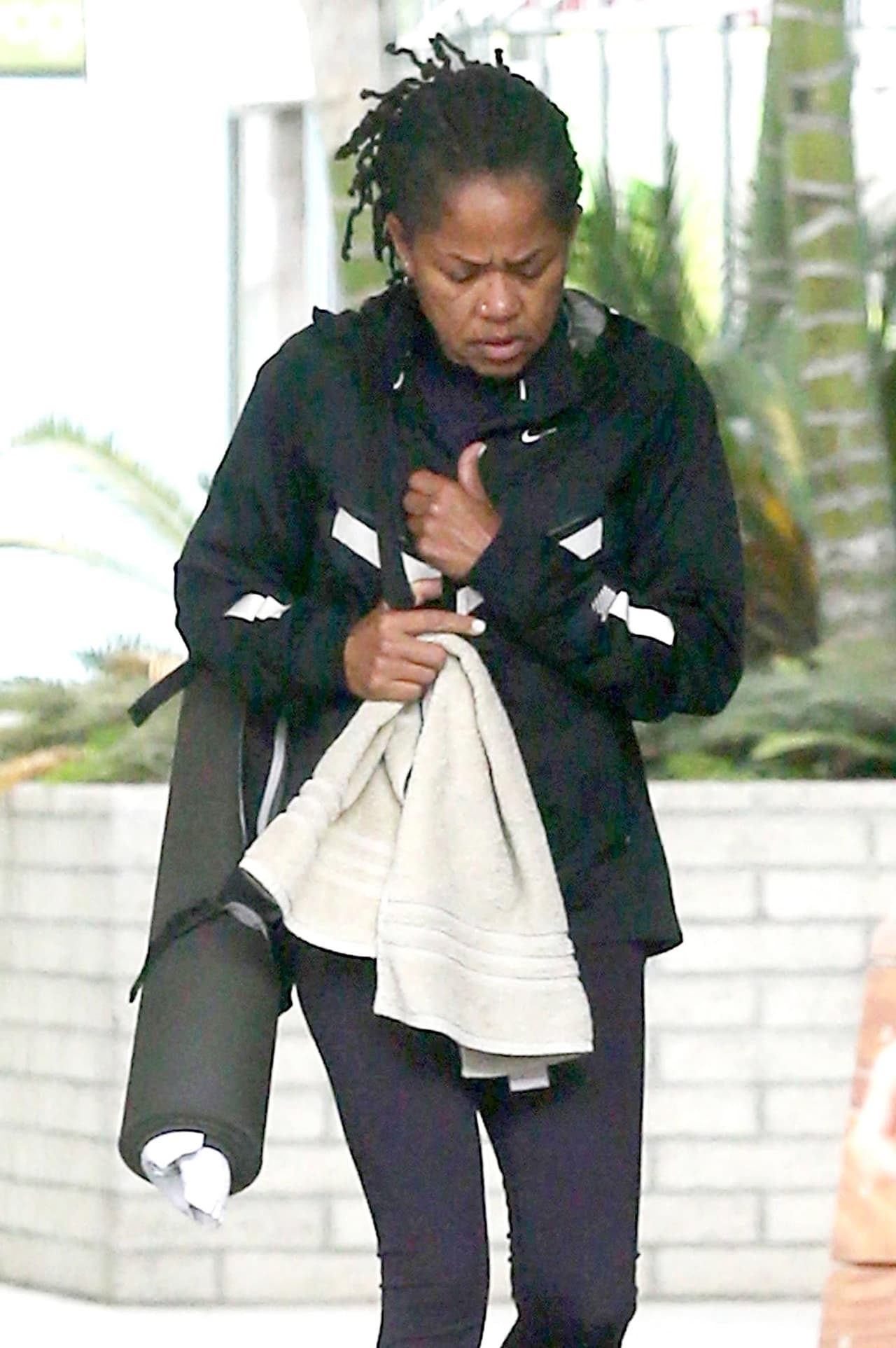 Aunque se llegó a comentar que la trabajadora social se quedaría a vivir en Londres, con su hija, el pasado viernes fue vista mientras 
<b><a href="http://www.dailymail.co.uk/news/article-5774789/Back-reality-Meghan-Markles-mother-Doria-takes-dog-walk-L-A.html">paseaba a sus perros</a>, </b>por su vecindario en Los Ángeles.