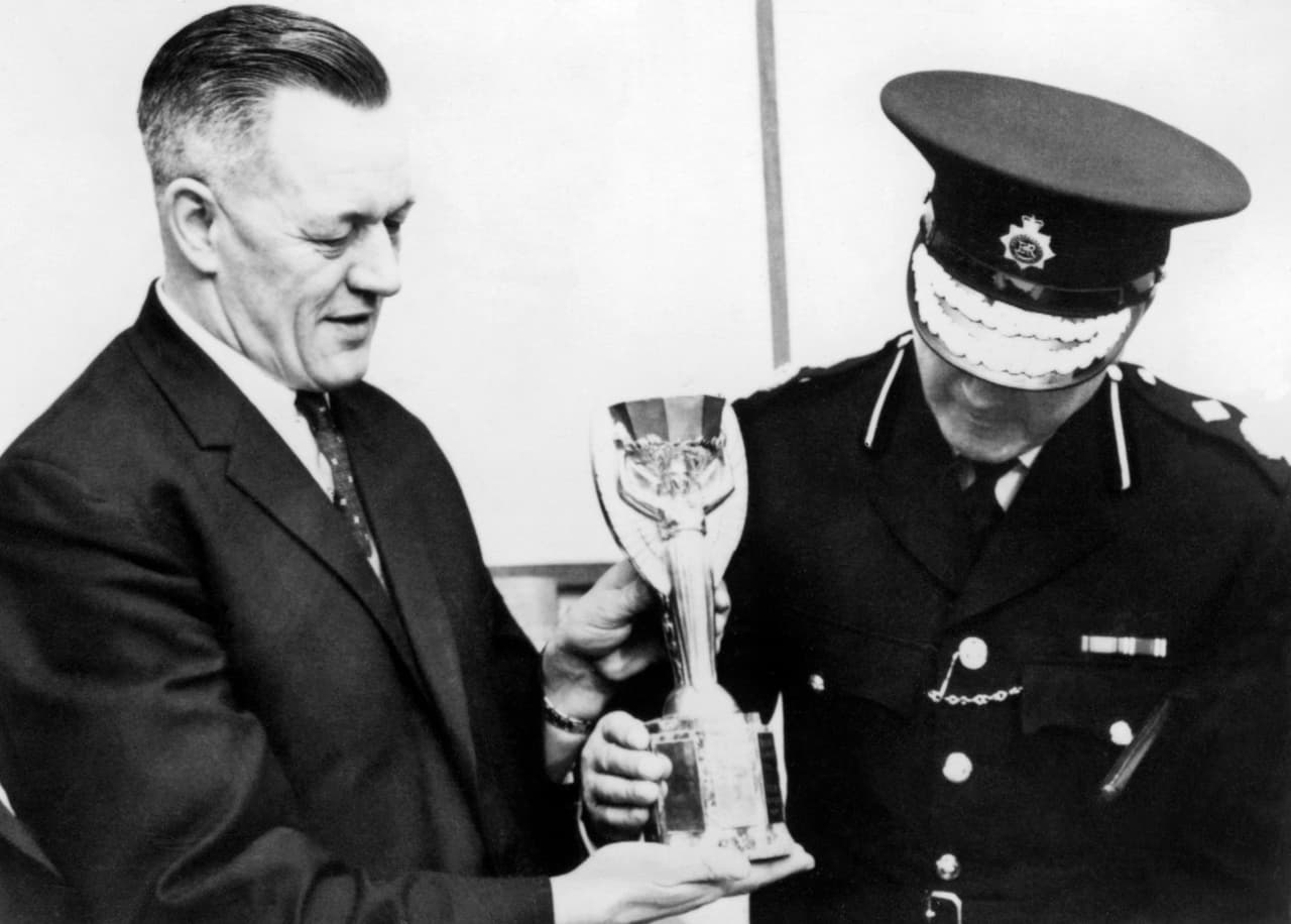 El 20 de marzo de 1966, durante una exhibición en Inglaterrra, el trofeo fue robado. El escándalo se presentó a cuatro meses del Mundial.