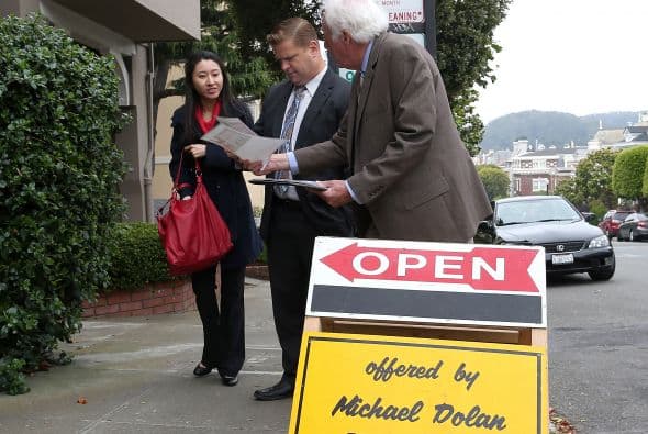 “El primer paso para comprar casa es contactar a un prestamista si es que vas a necesitar un préstamo, o si tienes efectivo ese es un proceso diferente. Ya después hablas con un agente de bienes raíces para que te guíe en la manera de cómo proceder”, explica Alexandra Torres, agente de bienes raíces en el área de Houston.