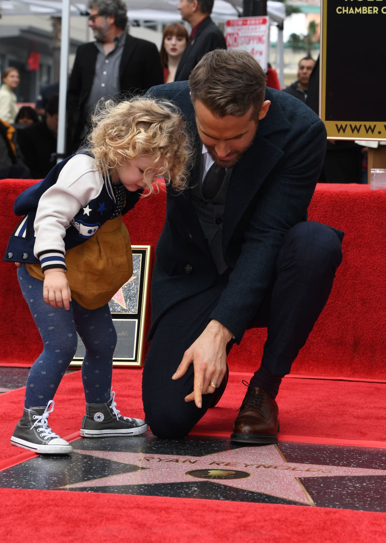 Awww! Ryan mostrándole a su nena cómo quedó la estrella.