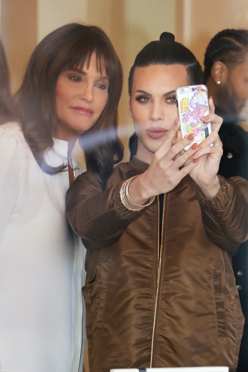 Las fans no desaprovecharon la oportunidad de tomarse fotos con las celebridades.