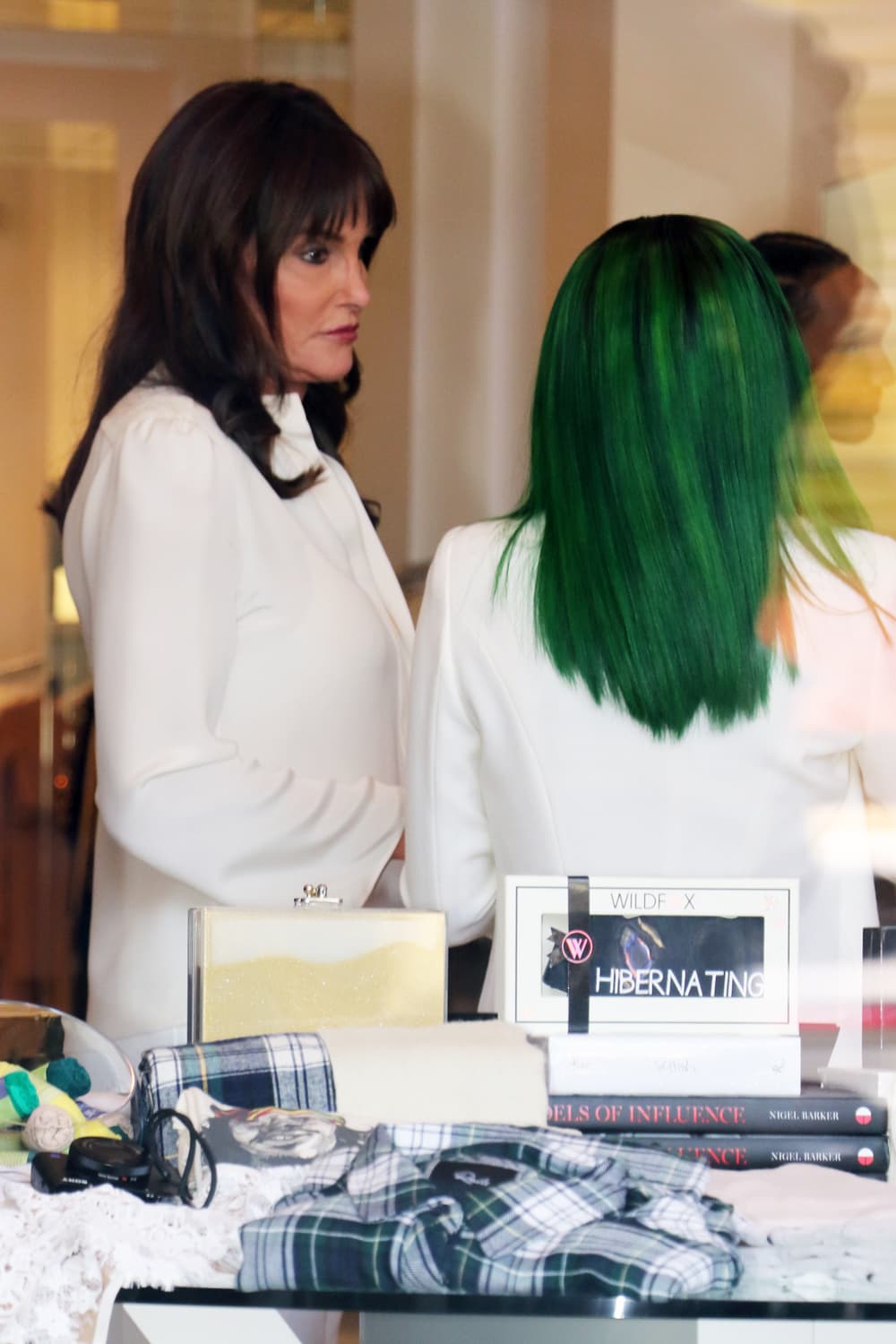 Ambas disfrutaron del evento mientras las piezas se vendían por internet.