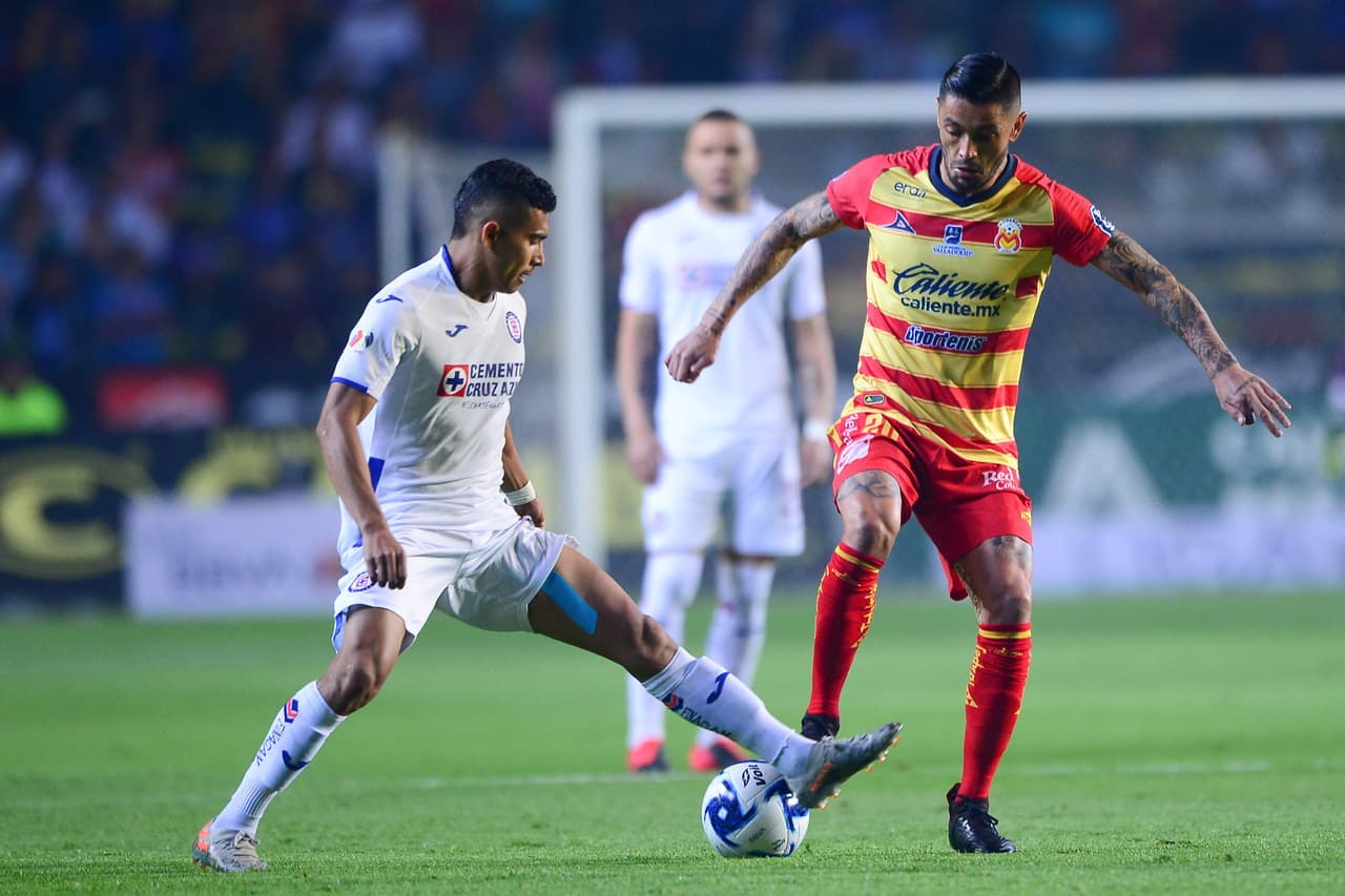 Orbelín Pineda presiona y le roba el balón a Rodrigo Millar.