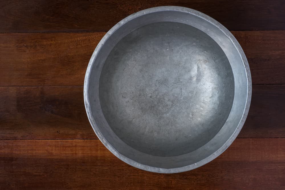 Hay varias opciones y métodos para saber qué tanta mala energía hay en un lugar. Por ejemplo, puedes usar un simple recipiente de agua. El agua es un conductor de energía, limpia, sana y busca un balance del flujo de nuestras emociones.