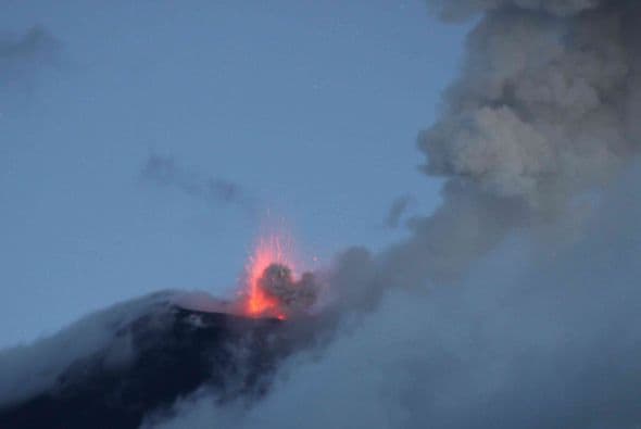 El volcán Reventador ha incrementado su actividad eruptiva, con bramidos y pequeñas explosiones.