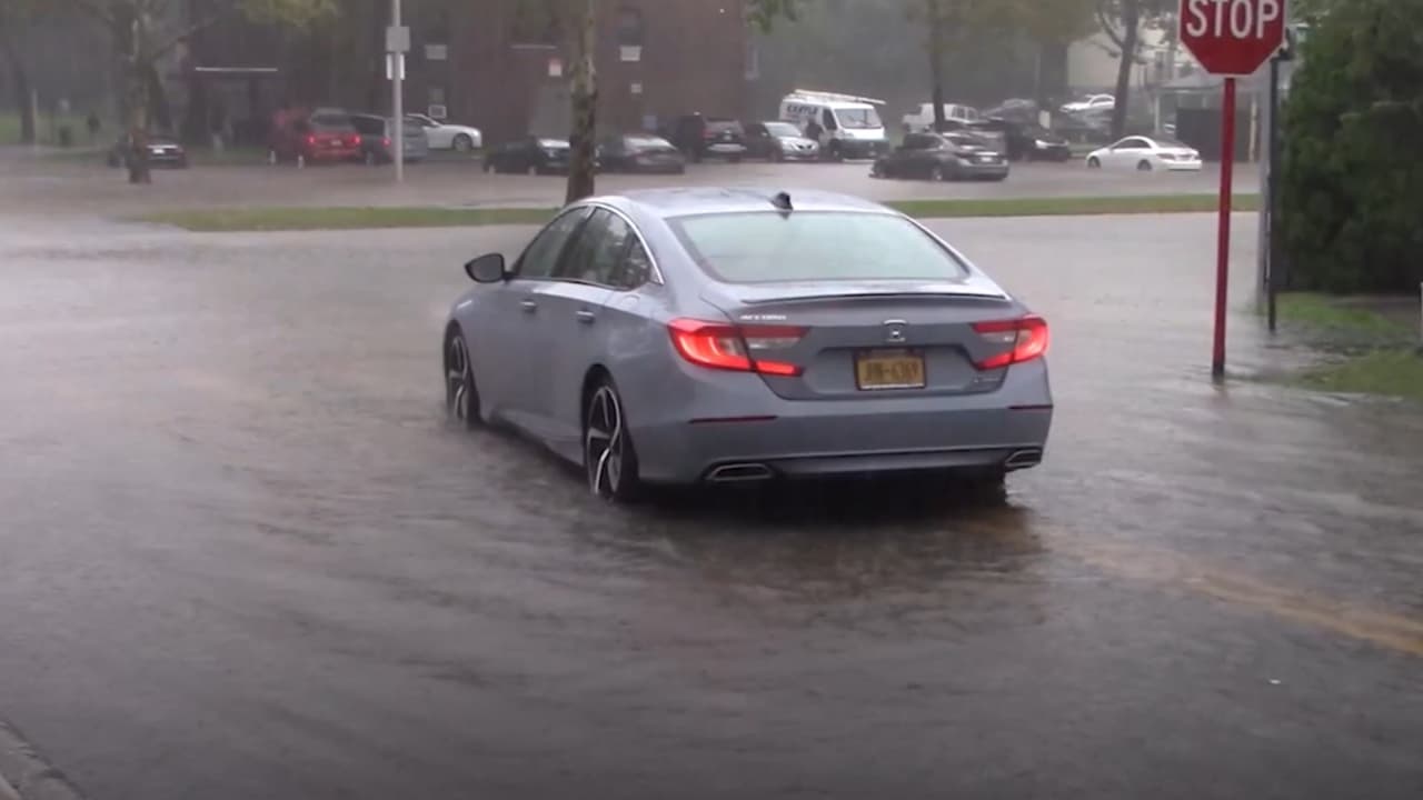 <b>Los condados de Brooklyn y Queens fueron los más afectados</b>. Las autoridades pidieron a quienes viven en apartamentos que buscaran inmediatamente un lugar a donde ir. 
<a href="https://www.univision.com/local/nueva-york-wxtv/estado-emergencia-lluvias-nueva-york-inundaciones-afectaciones-subway?Ny345" target="_blank">La advertencia por inundaciones se extendió hasta el sábado</a>.