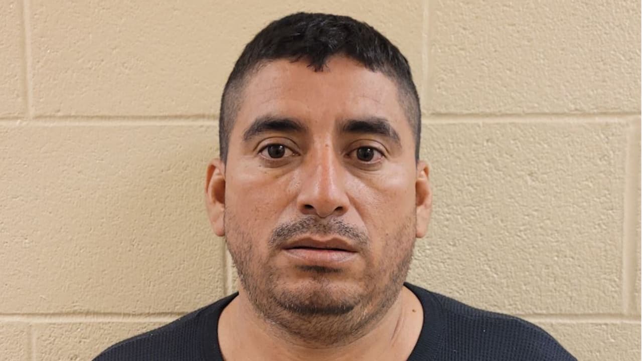 Siete mujeres y ocho hombres, todos ciudadanos mexicanos, fueron arrestados por agentes de la Estación Tucson cerca de Arivaca, Arizona. Las huellas dactilares mostraron que en el grupo venía Antonio Ramírez García, quien había sido condenado por un delito grave de agresión sexual con agravantes en Kansas. Ramírez enfrenta cargos criminales.