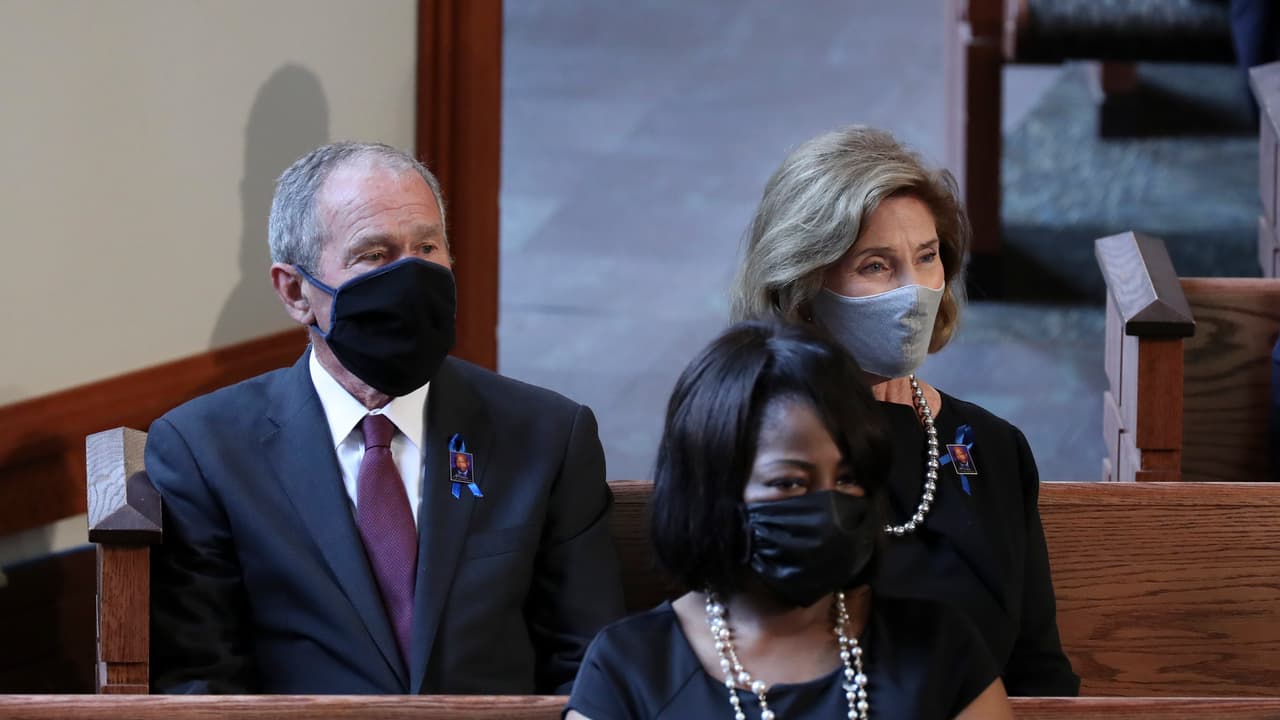 "Es hora de rendir homenaje a un hombre que hizo mucho por este país. Y eso es todo lo que queremos que sea ", agregó Jones. George W. Bush y su esposa Laura, antes de la participación del expresidente en la ceremonia.