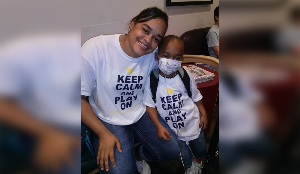 Desde que Christopher tenía 11 días de nacido, 
<b>Kaylene Bowen</b> hizo que su hijo recibiera tratamientos médicos que no necesitaba, incluyendo 13 cirugías, alegan las autoridades. Lo llevó un total de 
<a href="https://www.univision.com/dallas/kuvn/noticias/maltrato/llevo-a-su-hijo-al-medico-mas-de-300-veces-y-ahora-esta-acusada-de-maltrato-por-exagerar-o-inventar-los-sintomas">323</a> veces al médico. Este mes, fue arrestada en Texas y el niño de 8 años empezó a alimentarse sin asistencia y a jugar sin usar una máscara de oxígeno.