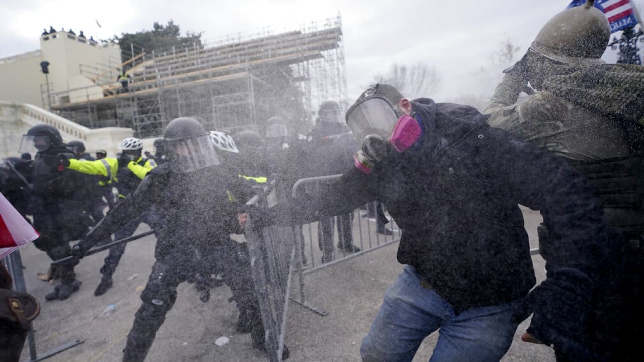 EN video. Nuevas imágenes del asalto al Capitolio: así trató de frenar la policía a la turba de manifestantes. Los agentes de la policía del edificio federal intentaron en repetidas oportunidades frenar la turba que ingresó al Capitolio el pasado 6 de enero. Esto ocurrió después que Trump alentara a sus seguidores a caminar hasta el lugar donde el vicepresidente Mike Pence estaba a punto de hacer oficial la victoria de Biden como presidente electo de EEUU.