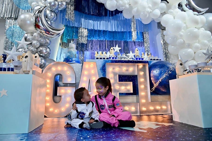 Giulietta y Gael posaron junto al escenario donde recibieron a los invitados, es indudable el amor y complicidad que existe entre ellos.