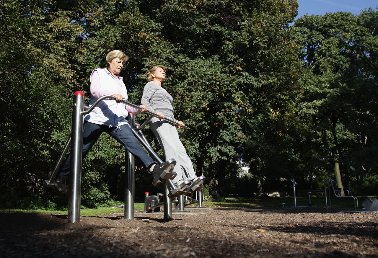 Algo más de la mitad de los sujetos del estudio (la mayoría eran mujeres) 
<b>participaron en un programa de ejercicios aeróbicos o en un programa aeróbico más una intervención de entrenamiento de resistencia</b>. El resto de los participantes del estudio solamente recibieron la atención habitual.