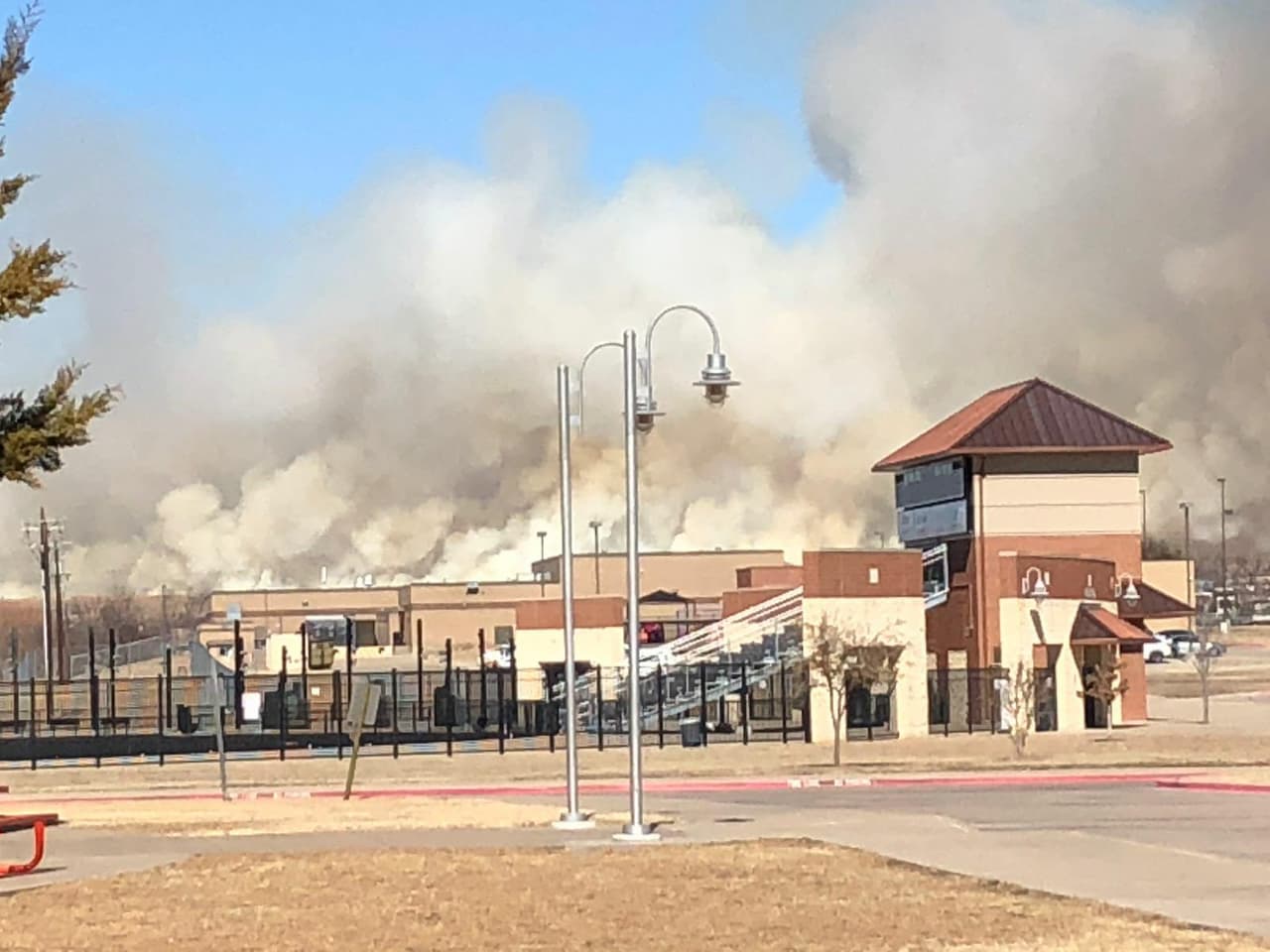 Eliza Guzmán de Olazarán nos mandó estás fotos desde Aledo. El distrito escolar debió cerrar al menos dos escuelas por el humo.
