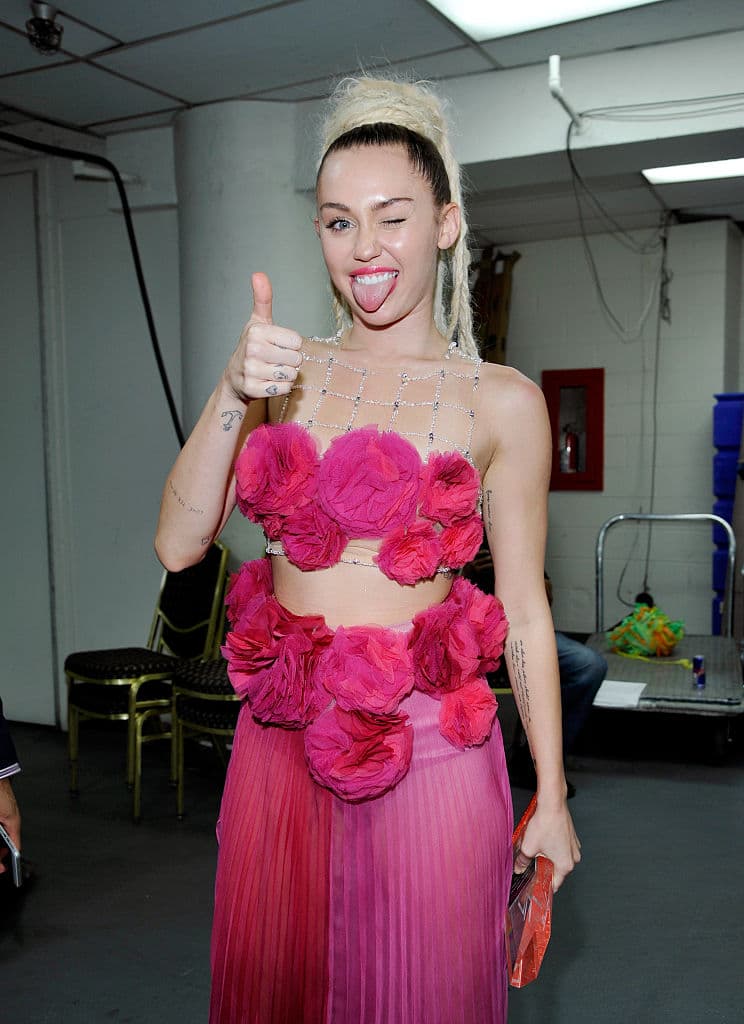 "
<b><a href="https://www.univision.com/famosos/no-tengo-nada-que-esconder-miley-cyrus-niega-que-su-matrimonio-termino-por-una-infidelidad-de-ella-fotos" target="_blank">No tengo nada que esconder</a></b> [...] Puedo admitir muchas cosas, pero me niego a admitir que mi matrimonio terminó por una infidelidad. Liam y yo hemos estado juntos por una década. Lo dije antes y sigue siendo cierto, 
<b><a href="https://www.univision.com/famosos/esto-es-lo-que-liam-hemsworth-le-desea-a-miley-cyrus-tras-su-sorpresiva-ruptura-fotos" target="_blank">amo a Liam y siempre lo haré</a></b>", escribió Miley en uno de los mensajes.
<br>