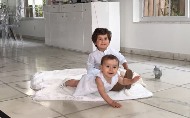 La relación entre Bruce y Alana es cada vez mejor, ahora se divierten jugando juntos.